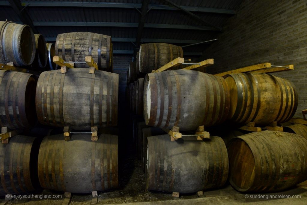 lagernde Whiskyfässer in der Edradour Distillery