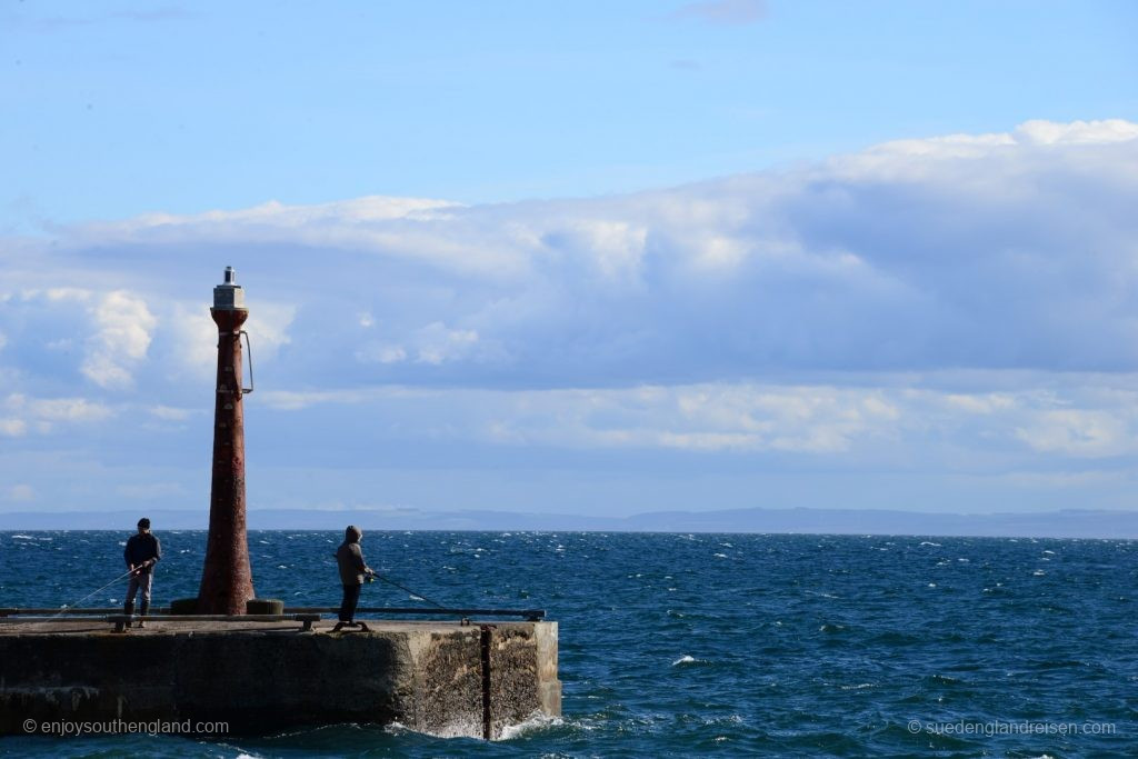 Angler an der Hafeneinfahrt von Anstruther