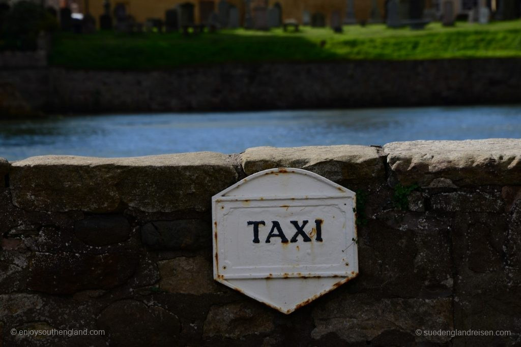 Auch eine Art, den Taxi-Halteplatz auszuschildern (an der Kaimauer von Anstruther)