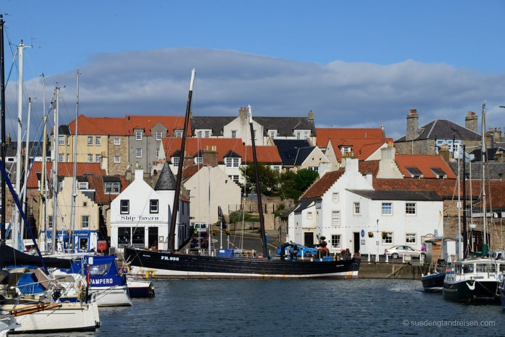 Schöne alte Schiffe liegen im Hafen von Anstruther