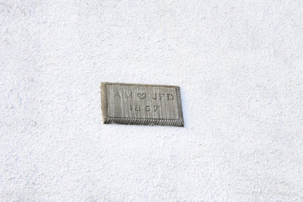 Detail am Haus in St. Monans: Baujahr und Initialen des Erbauerpaares